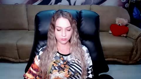 Snapshot of lovellymalina chatting on March 11, 11:27 am private open online show from March 11, 11:27 am