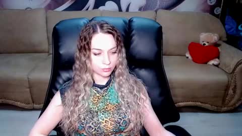 Snapshot of lovellymalina chatting on April 1, 5:54 pm private open online show from April 1, 5:54 pm