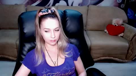 Snapshot of lovellymalina chatting on April 6, 12:17 pm private open online show from April 6, 12:17 pm
