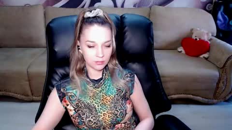 Snapshot of lovellymalina chatting on May 18, 11:38 am private open online show from May 18, 11:38 am