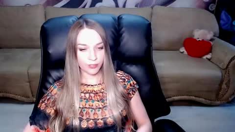 Snapshot of lovellymalina chatting on May 19, 3:29 pm private open online show from May 19, 3:29 pm
