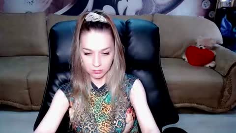 Snapshot of lovellymalina chatting on June 10, 8:57 am private open online show from June 10, 8:57 am