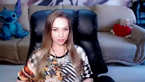 Snapshot of lovellymalina chatting on July 25, 11:19 am private open online show from July 25, 11:19 am