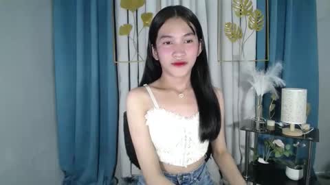 Snapshot of lovely_bellax chatting on May 19, 12:38 am BELLA online show from May 19, 12:38 am