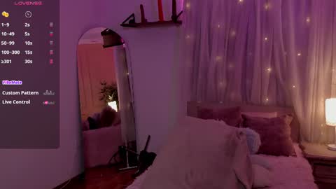 Snapshot of lovely_emma18 chatting on June 23, 1:09 pm Emma online show from June 23, 1:09 pm