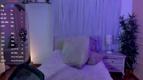 Snapshot of lovely_emma18 chatting on June 29, 1:11 pm Emma online show from June 29, 1:11 pm