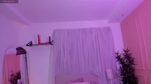 Snapshot of lovely_emma18 chatting on July 2, 1:06 pm Emma online show from July 2, 1:06 pm
