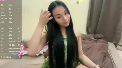 Snapshot of lovely_leah23 chatting on May 7, 5:18 pm lovely_leah23 online show from May 7, 5:18 pm
