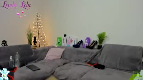 Snapshot of lovelylola_fr chatting on December 16, 12:04 am Lola online show from December 16, 12:04 am