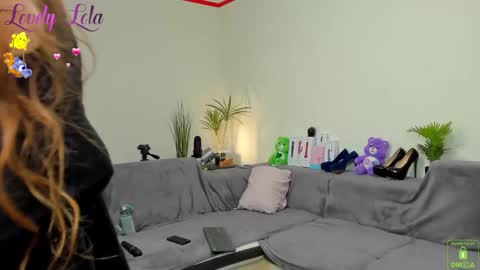 Snapshot of lovelylola_fr chatting on March 3, 8:43 pm Lola online show from March 3, 8:43 pm