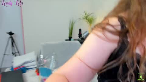 Snapshot of lovelylola_fr chatting on October 12, 10:31 pm Lola online show from October 12, 10:31 pm