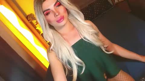 Snapshot of lovelymiss_shyna11 chatting on April 26, 8:45 am lovelymiss_shyna11 online show from April 26, 8:45 am