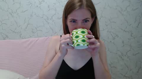 Snapshot of lovepeanutgirl chatting on October 20, 3:34 pm Mary Love online show from October 20, 3:34 pm