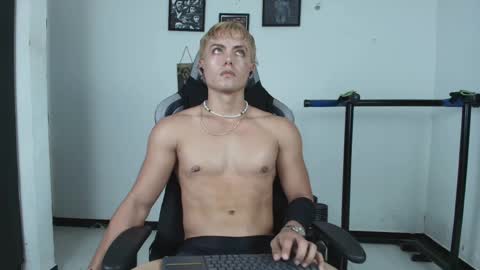 Snapshot of lover_fitnessboy chatting on May 30, 12:52 am kevin online show from May 30, 12:52 am