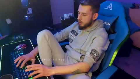 Snapshot of loverboy89hh chatting on January 17, 6:02 pm LoverBoy89HH online show from January 17, 6:02 pm