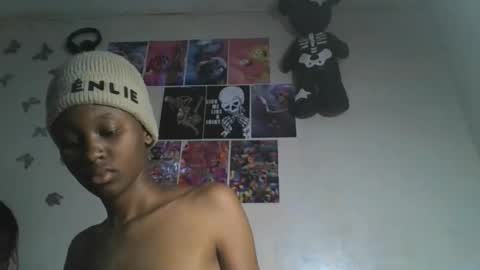 Snapshot of lovers_oncam chatting on May 8, 4:18 am RedJoy online show from May 8, 4:18 am