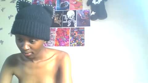 Snapshot of lovers_oncam chatting on May 14, 10:55 am RedJoy online show from May 14, 10:55 am