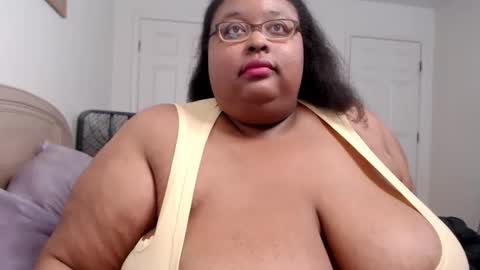 Snapshot of loves_aura chatting on October 25, 12:18 am Alyson online show from October 25, 12:18 am