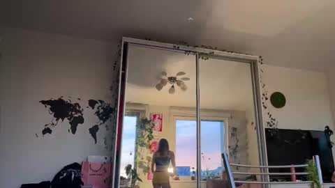 lovesstation online show from October 19, 2:40 pm