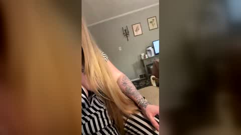 lovetubes1 online show from April 26, 11:02 pm