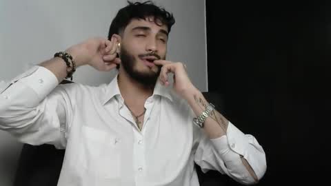 Snapshot of lovexjuxn77 chatting on February 23, 7:22 pm lovexjuxn77 online show from February 23, 7:22 pm