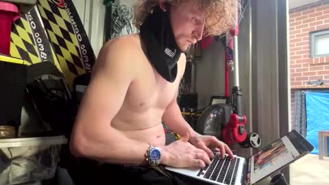 lowkey42011 online show from October 21, 8:26 am