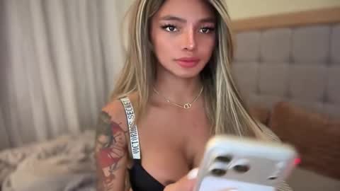 Snapshot of lowla_19 chatting on April 23, 6:54 pm Candice online show from April 23, 6:54 pm