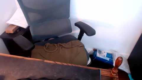 lreed090 online show from April 22, 5:25 pm