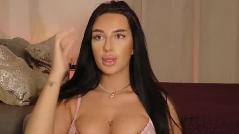 Luana Dess online show from March 17, 11:30 pm