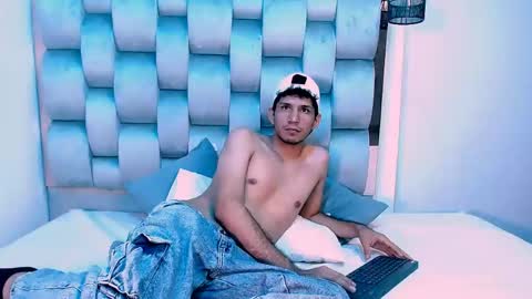 Snapshot of lucas_dream chatting on May 29, 11:52 am lucas_dream online show from May 29, 11:52 am