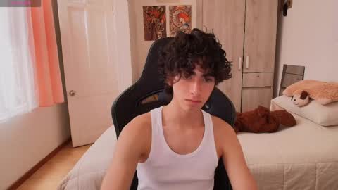 Snapshot of lucas_xo chatting on April 18, 7:58 pm lucas_xo online show from April 18, 7:58 pm