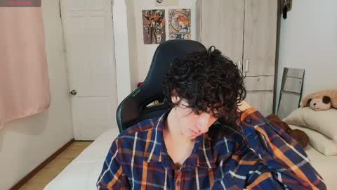 Snapshot of lucas_xo chatting on April 21, 6:09 am lucas_xo online show from April 21, 6:09 am