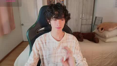 Snapshot of lucas_xo chatting on April 29, 2:26 am lucas_xo online show from April 29, 2:26 am