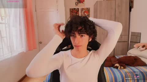 Snapshot of lucas_xo chatting on May 5, 7:00 pm lucas_xo online show from May 5, 7:00 pm