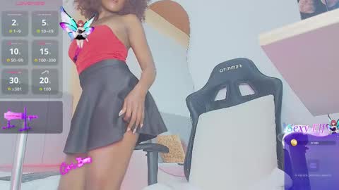 Snapshot of lucia01m chatting on May 30, 7:00 pm lucia01m online show from May 30, 7:00 pm