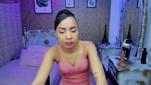 Snapshot of lucia_janne chatting on October 4, 8:29 pm Lucla online show from October 4, 8:29 pm