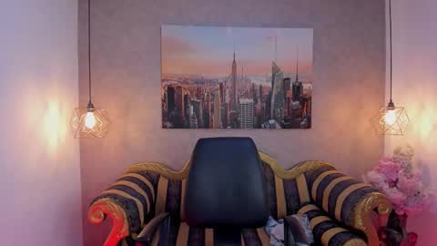 Snapshot of lucia_janne chatting on October 24, 8:49 pm Lucla online show from October 24, 8:49 pm