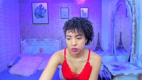 Snapshot of lucia_janne chatting on October 27, 7:29 pm Lucla online show from October 27, 7:29 pm