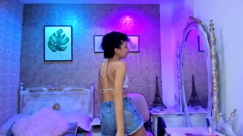 Snapshot of lucia_janne chatting on October 28, 7:49 pm Lucla online show from October 28, 7:49 pm