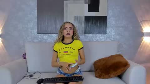Snapshot of lucia_janne chatting on June 27, 9:20 pm Lucla online show from June 27, 9:20 pm