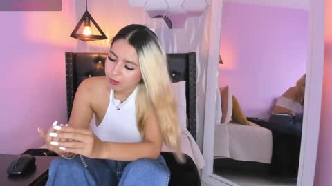 Snapshot of lucia_rios chatting on June 1, 7:15 pm Lucia online show from June 1, 7:15 pm