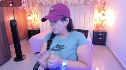 Snapshot of lucia_vonne chatting on May 25, 8:15 pm Lucia Vonne online show from May 25, 8:15 pm