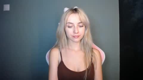 Snapshot of luciacam20 chatting on June 21, 6:43 pm Lucy online show from June 21, 6:43 pm
