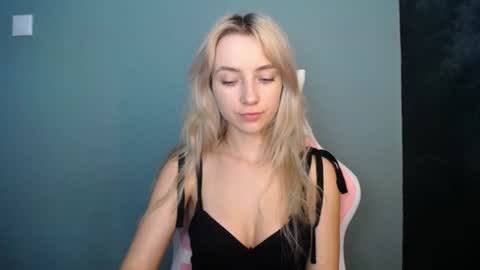 Snapshot of luciacam20 chatting on June 22, 12:24 pm Lucy online show from June 22, 12:24 pm