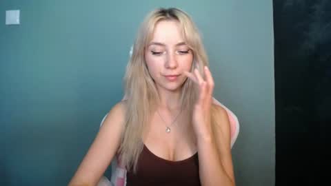 Snapshot of luciacam20 chatting on June 23, 12:36 pm Lucy online show from June 23, 12:36 pm