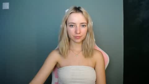Snapshot of luciacam20 chatting on July 7, 6:38 am Lucy online show from July 7, 6:38 am