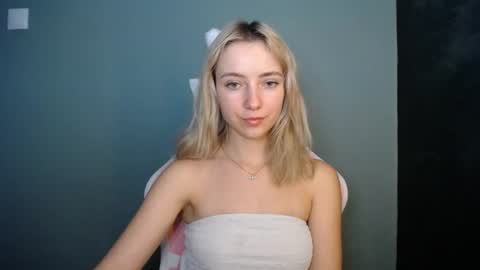 Snapshot of luciacam20 chatting on July 7, 7:23 am Lucy online show from July 7, 7:23 am