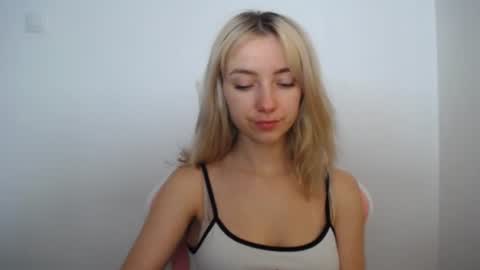 Snapshot of luciacam20 chatting on July 18, 6:28 am Lucy online show from July 18, 6:28 am