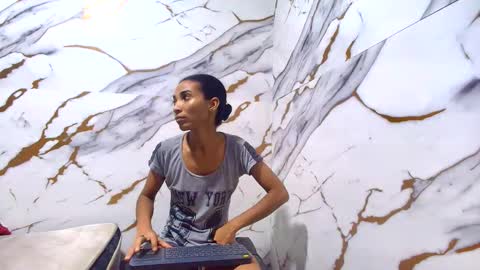Snapshot of luciana_daza chatting on June 2, 8:22 pm Luciana online show from June 2, 8:22 pm