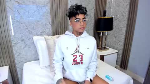  lucia wallace  online show from March 3, 10:59 pm